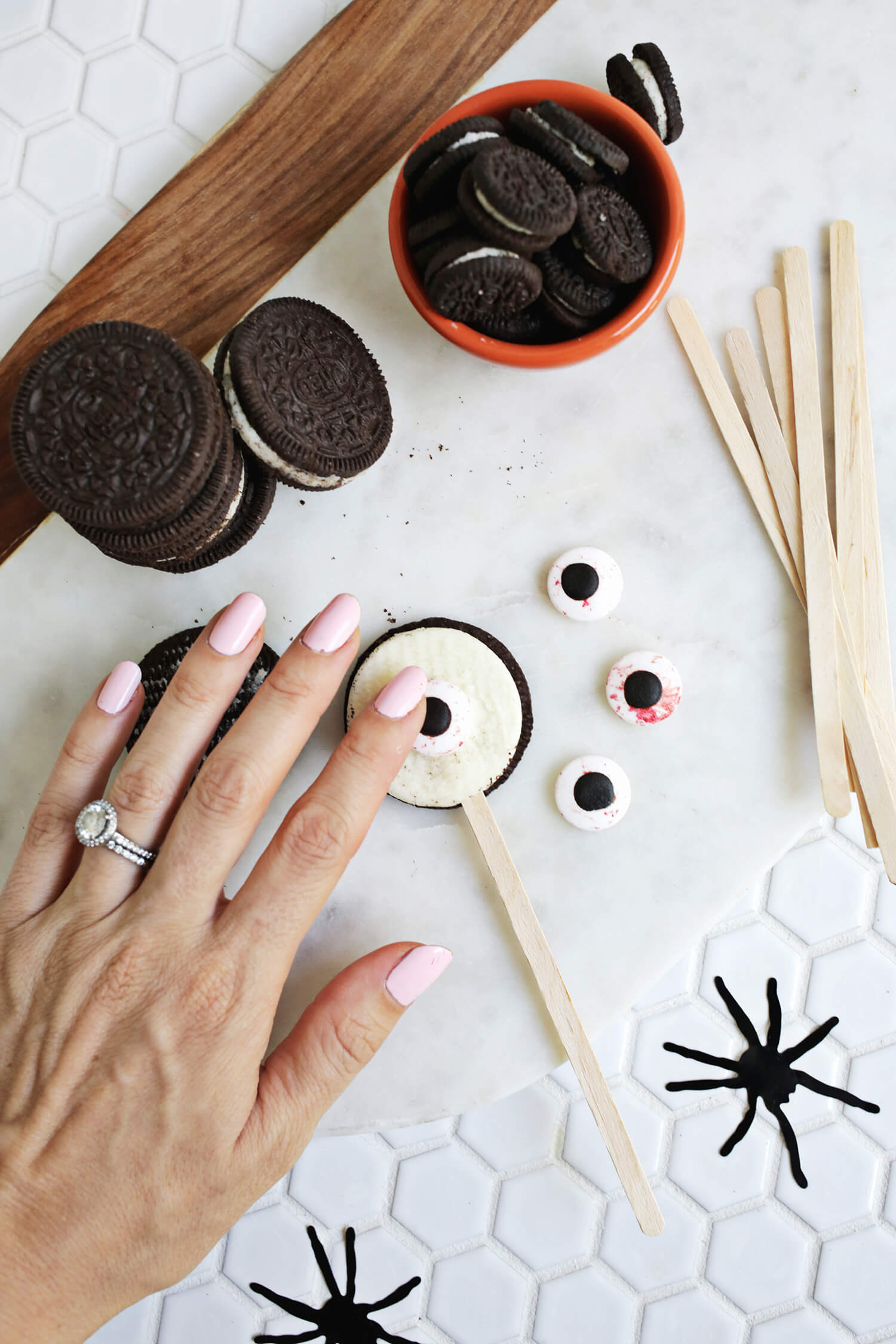 Spooky Eye Cake Toppers (click through for tutorial) 