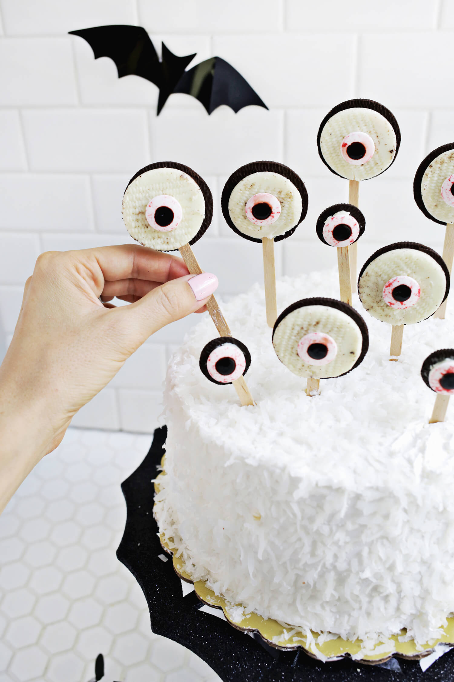 Spooky Eye Cake Toppers (click through for tutorial) 