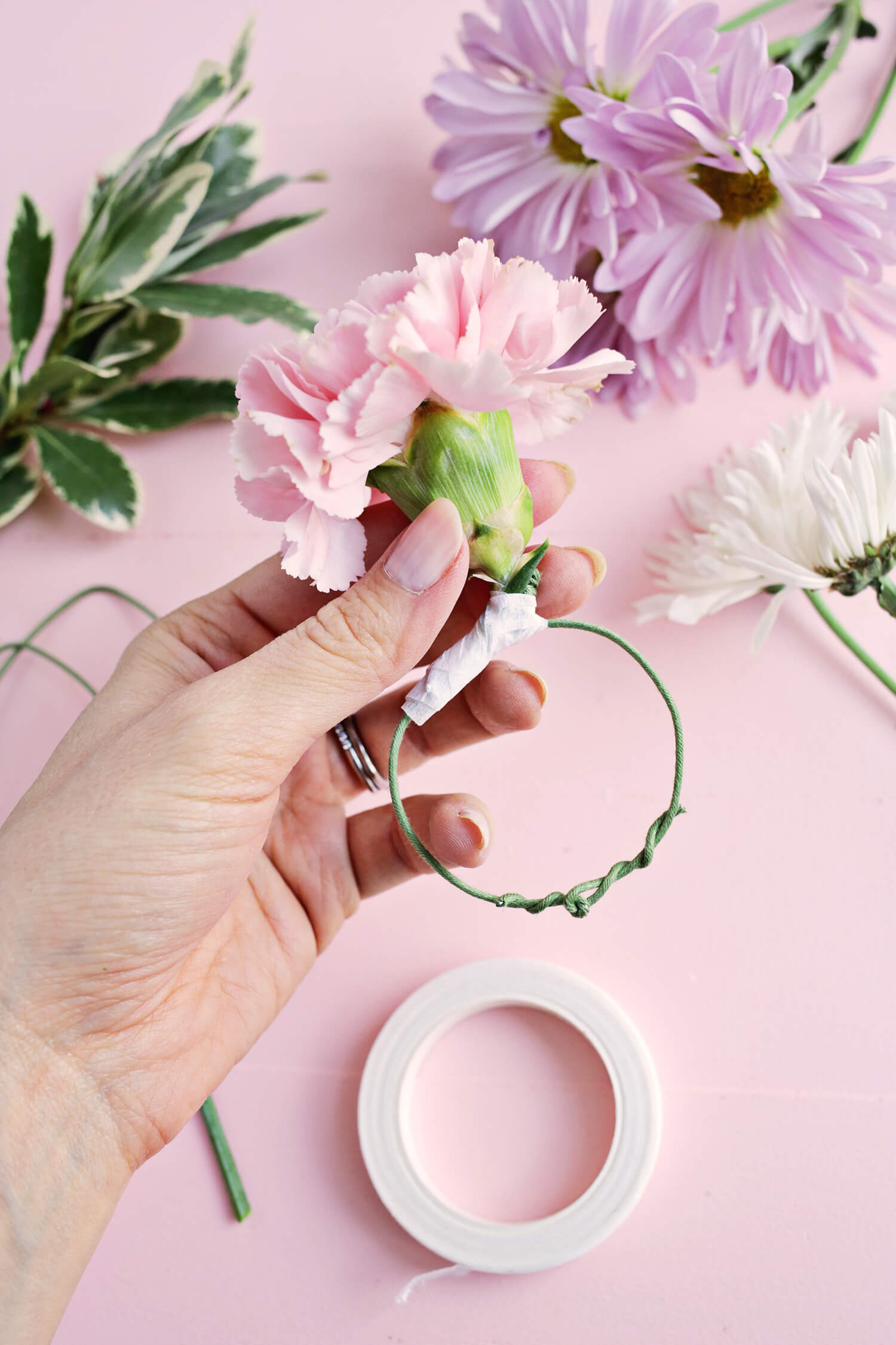 So pretty! DIY Flower Napkin Rings (click through for tutorial) 