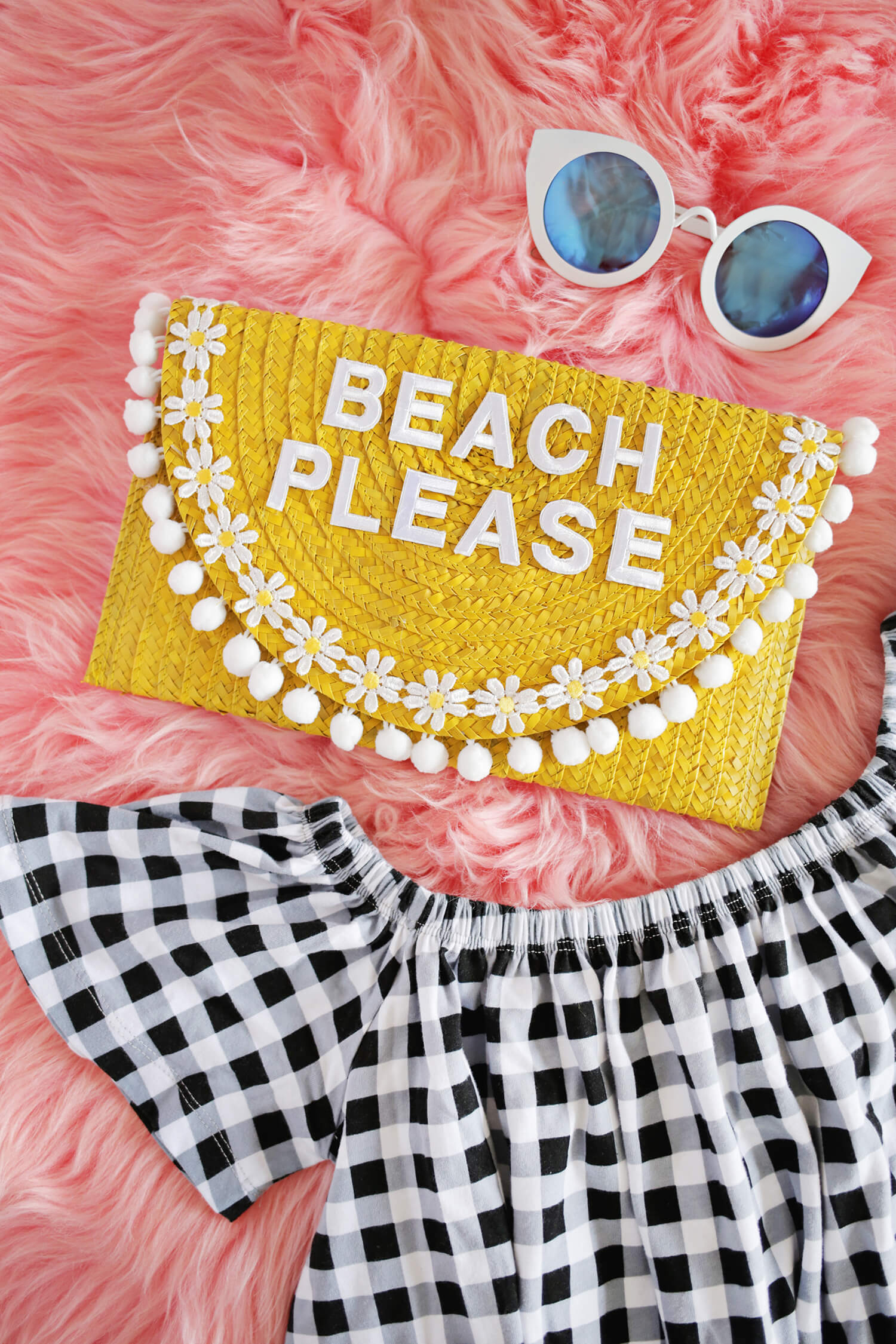 Try This! Turn a Simple Straw Clutch Into The Perfect Vacation Bag! (click through for tutorial 