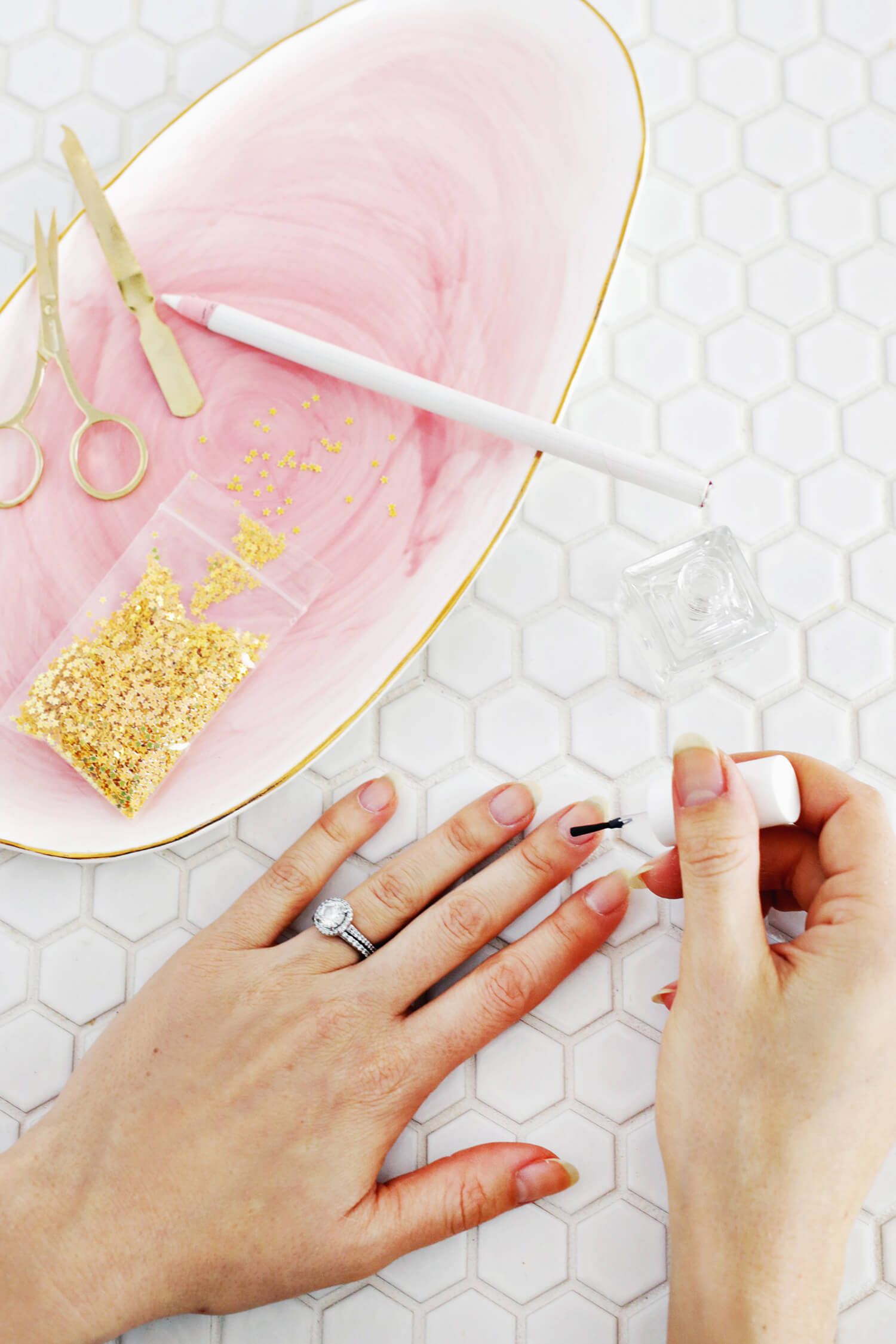 So pretty! Gold star manicure DIY (click through for more!) 