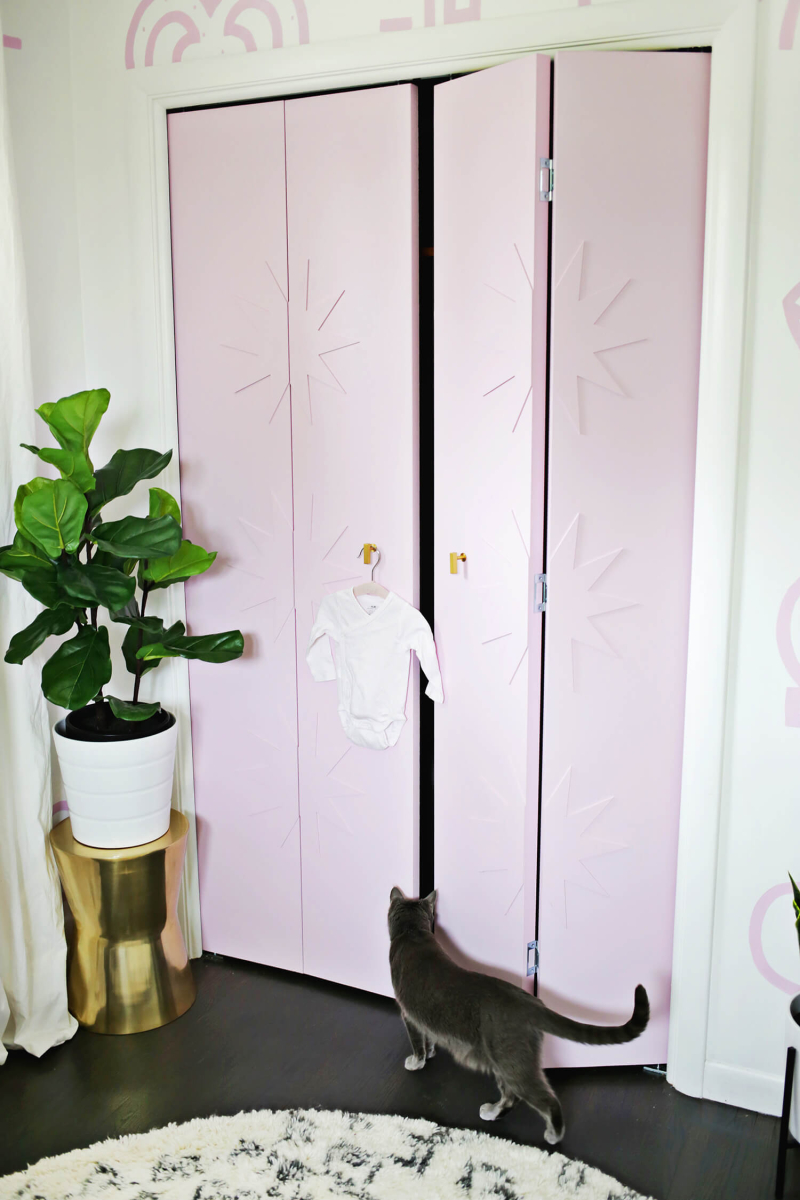 Star Trim Closet Door DIY (click through for tutorial) 