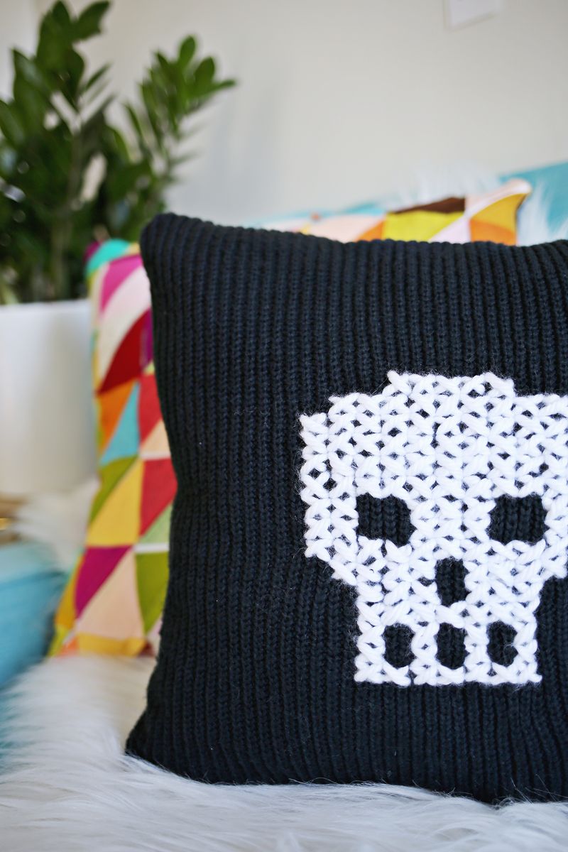 Have an old sweater? Make this cute skull pillow with it! (click through for tutorial) 