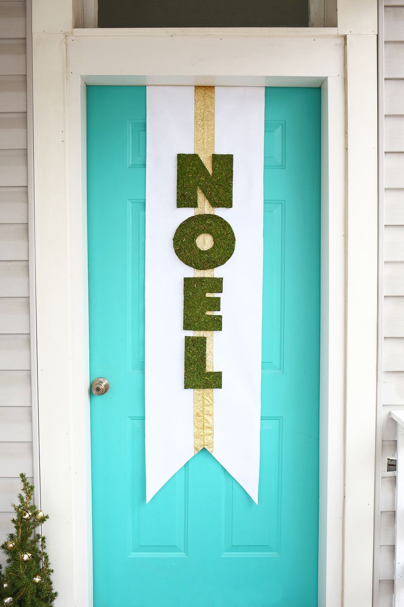 Noel door banner DIY (click through for tutorial) 