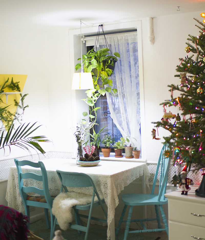 So helpful! Holiday Tips for Decorating a Small Space (click through for more) 