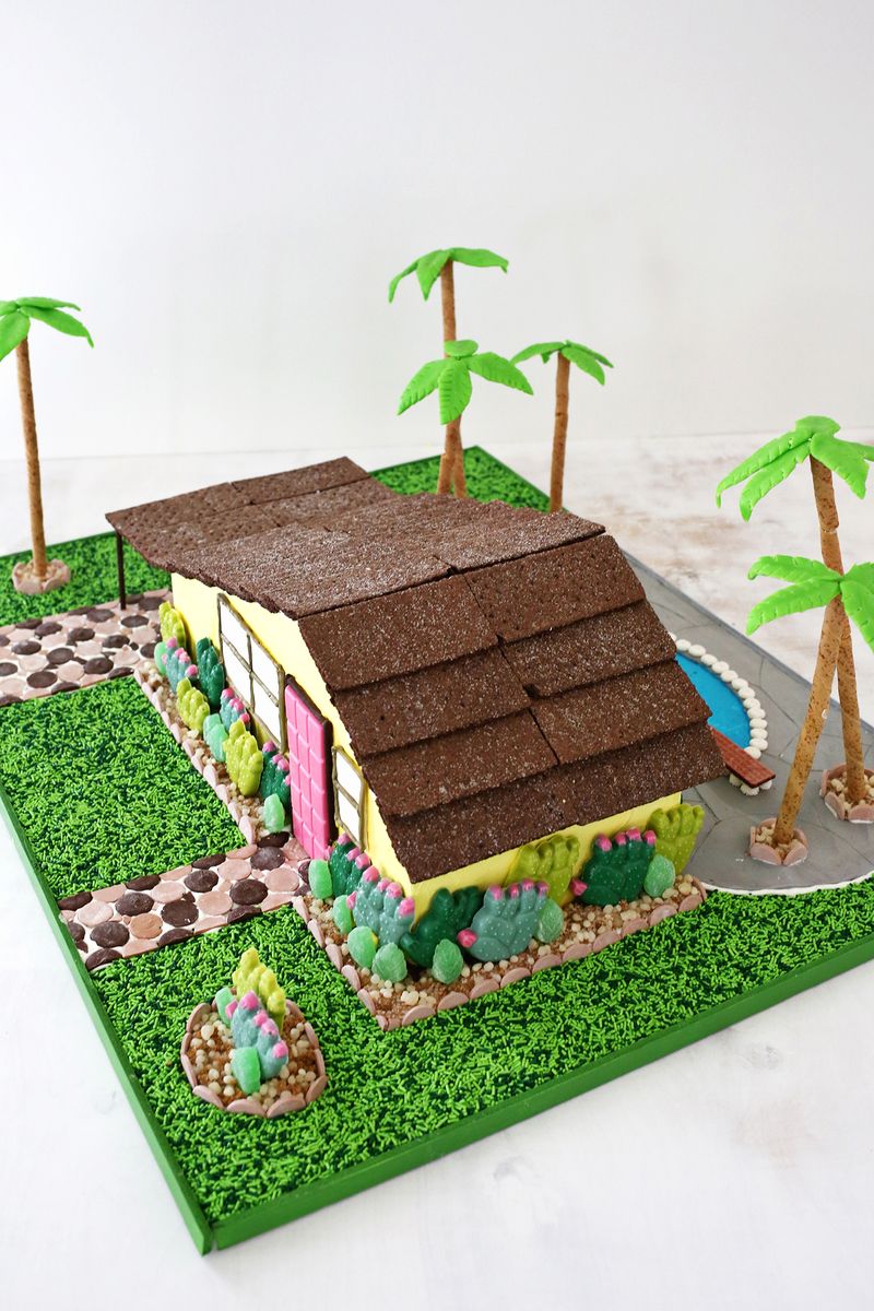 Palm Springs Gingerbread House (OMG!!) Click through for more pics! 