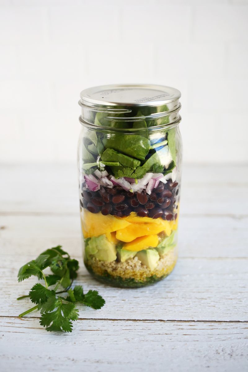 5 easy salad in a jar lunch ideas! (click through for recipes) 