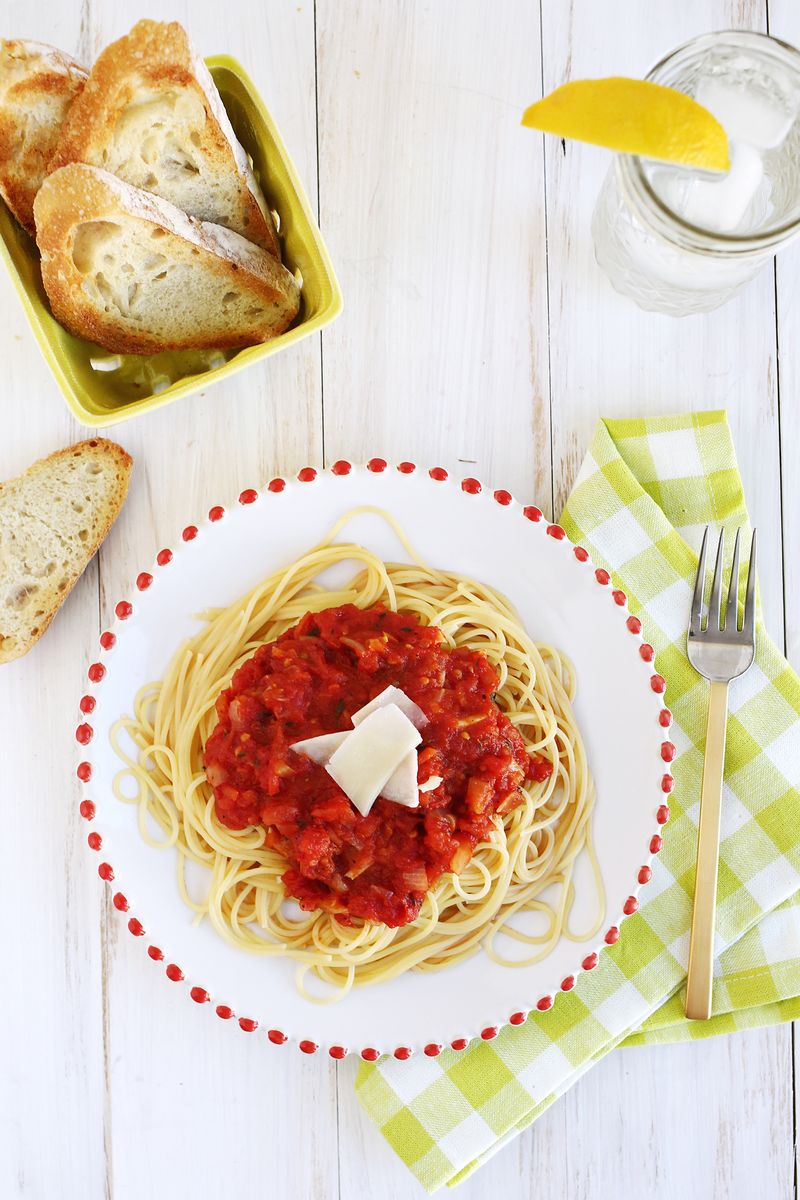 Easy (+ Delicious!) Homemade Tomato Sauce (click through for recipe) 