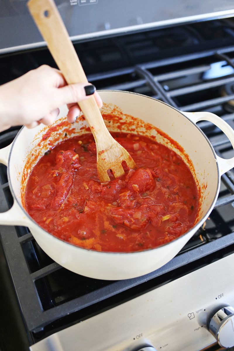 Easy (+ Delicious!) Homemade Tomato Sauce (click through for recipe)