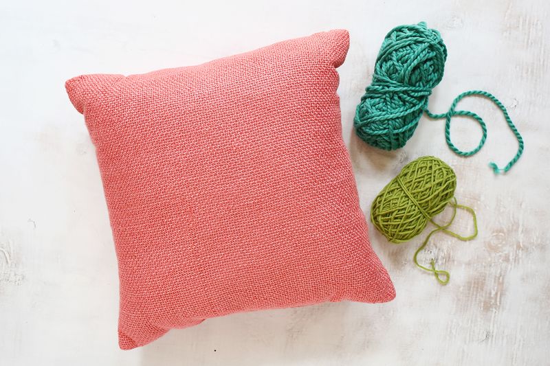 So cute! yarn fringe pillow DIY (click through for tutorial) 