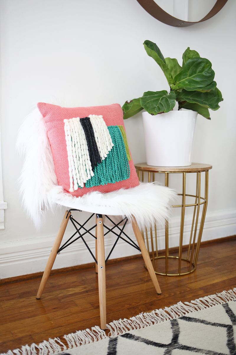 So cute! yarn fringe pillow DIY (click through for tutorial) 