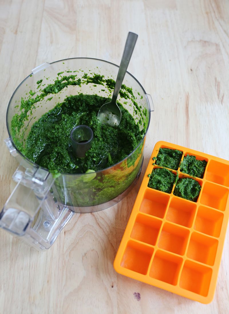 How to make frozen spinach cubes (for smoothies!)
