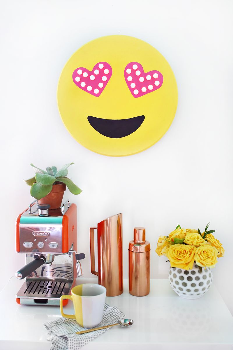 OMG YES! Emoji marquee DIY (click through for tutorial) 