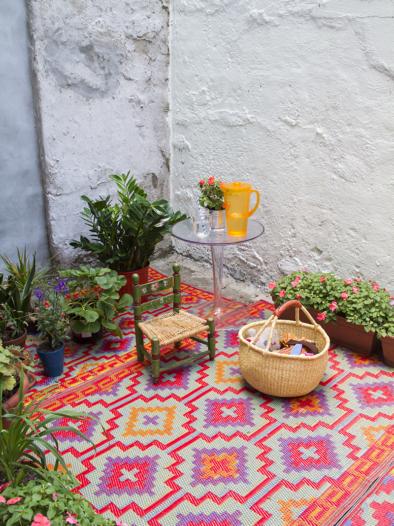 Cute makeover for a small outdoor space! (click through for more) 