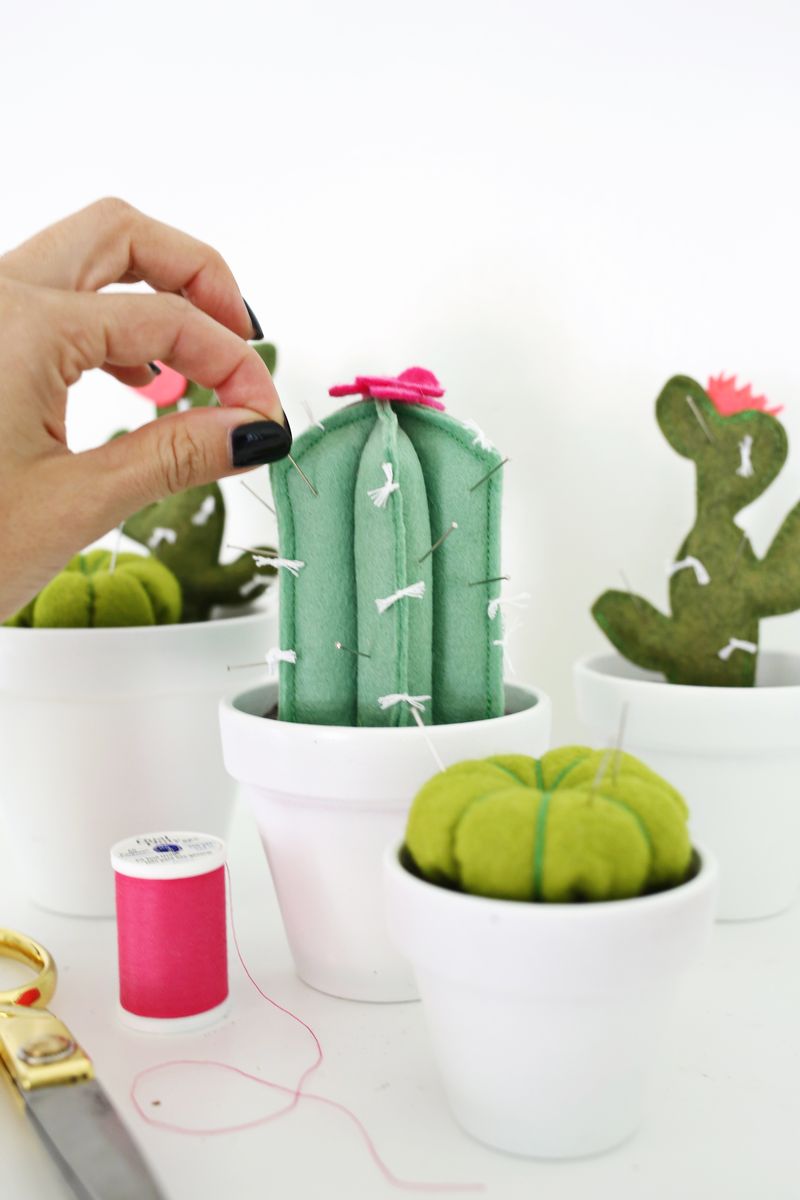 Adorable! cactus pincushion DIY (click through for tutorial) 