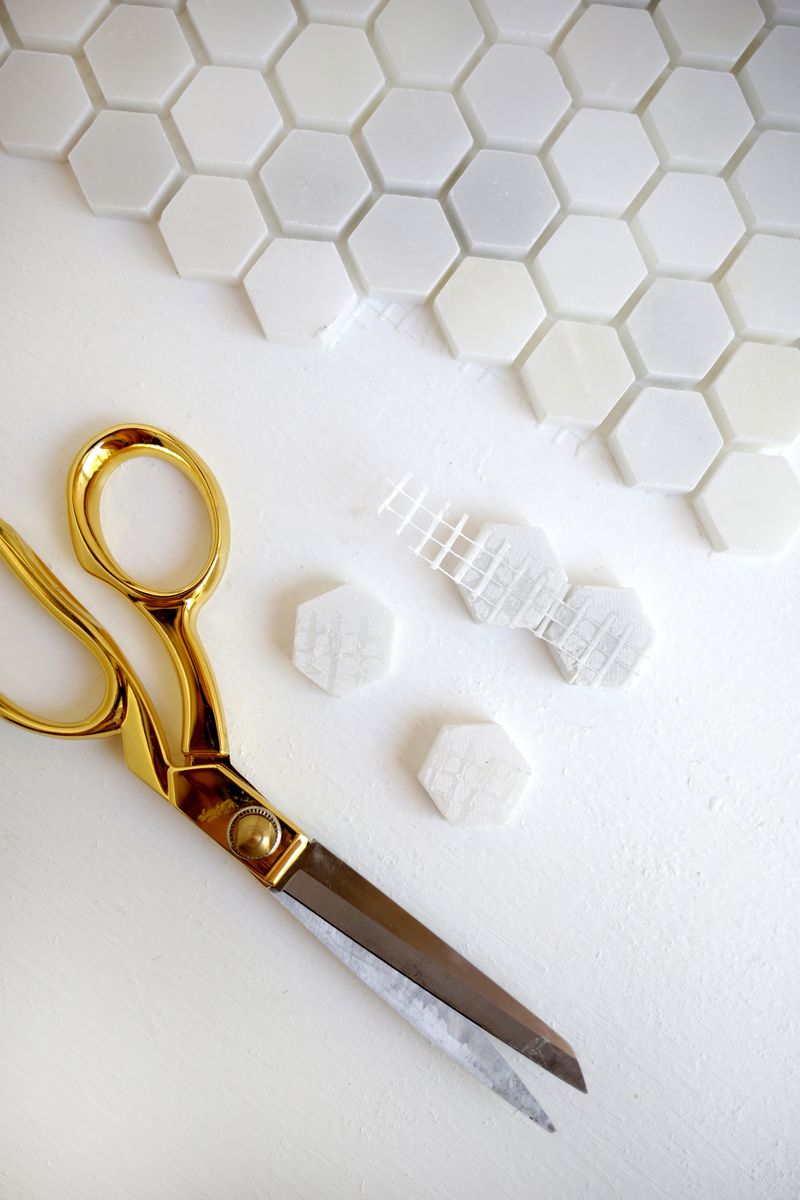 Great use for extra tiles—make magnets! (click through for more) 