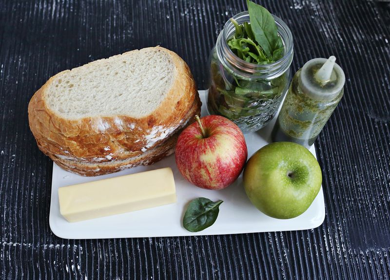 How to make a baked apple and cheese sandwich