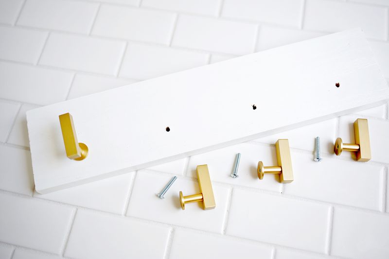 Key rack made from cabinet knobs—great idea! (click through for more 