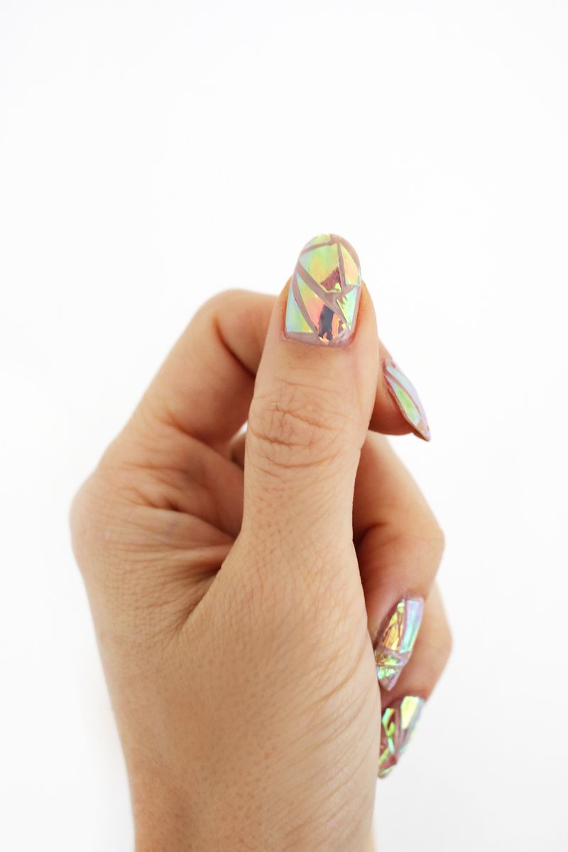 Hologram nail DIY! (click through for tutorial) 