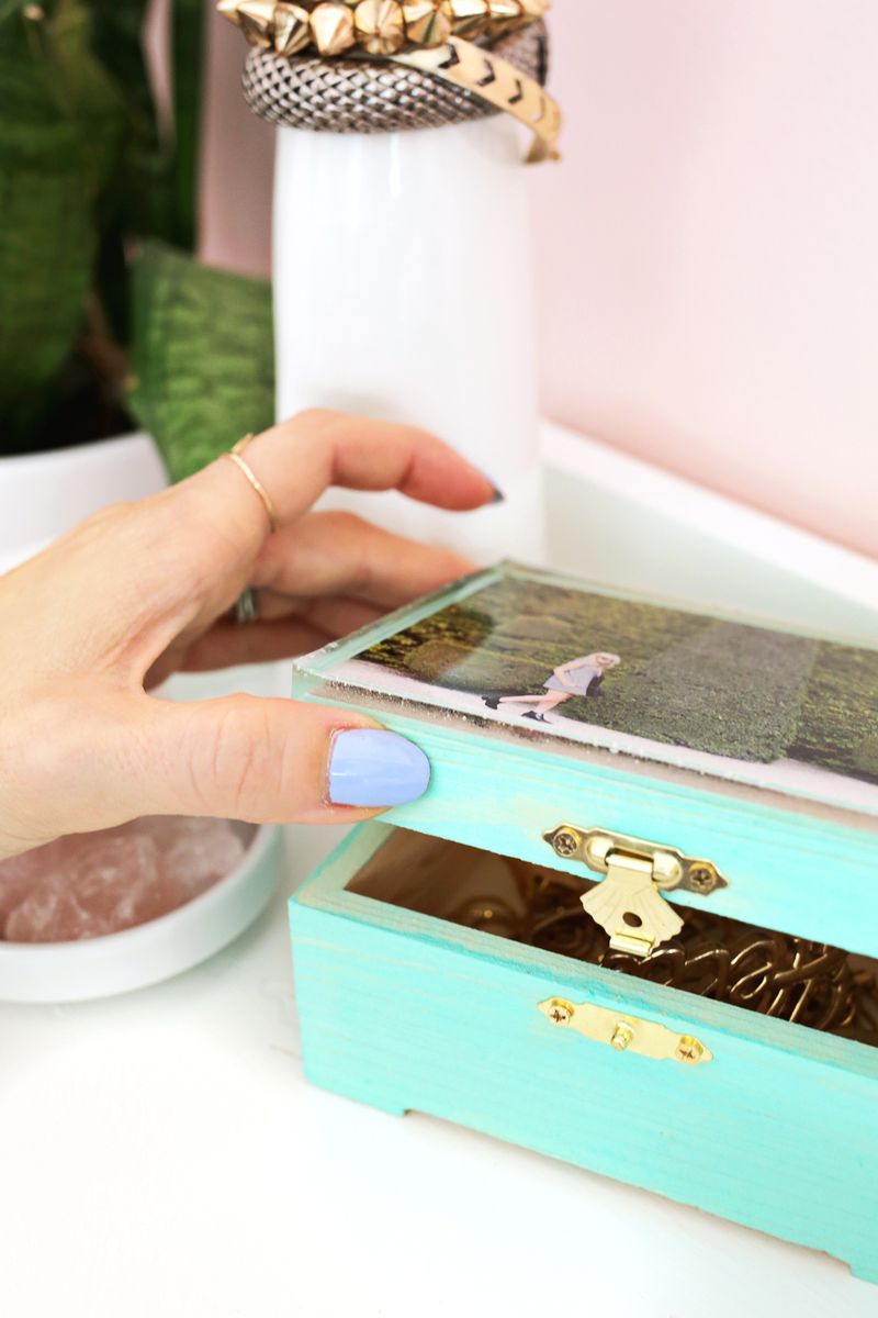 Epoxy top jewelry box DIY (click through for more) 