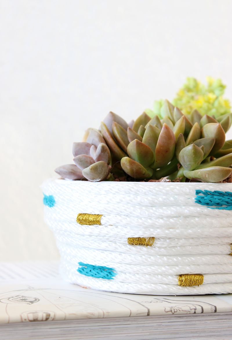 This DIY Rope Planter is so simple and cute! - Click for tutorial! 