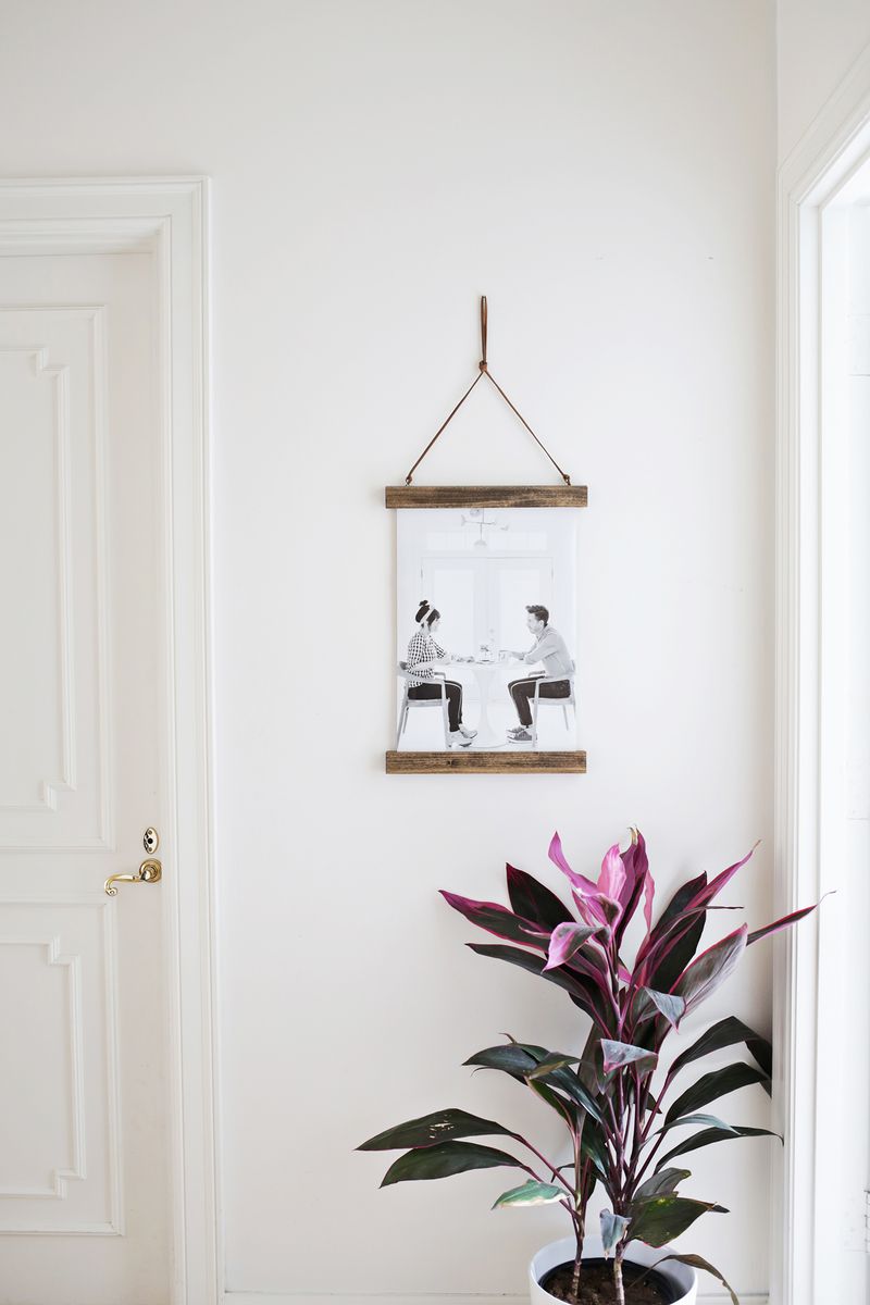 Make your own wood frame poster hanger! (click through for tutorial 