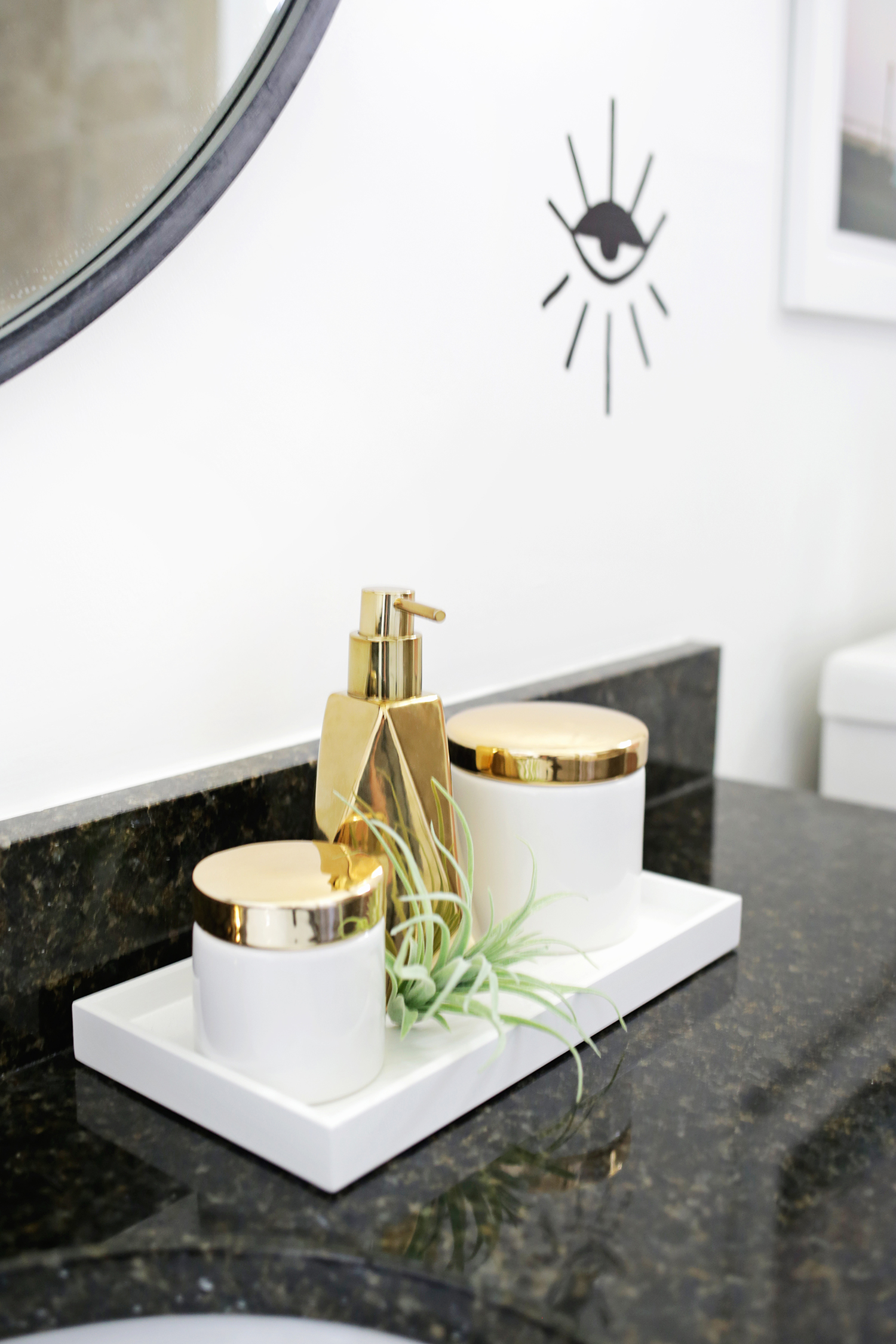 Love this guest bathroom makeover (click through for before + after photos!) 