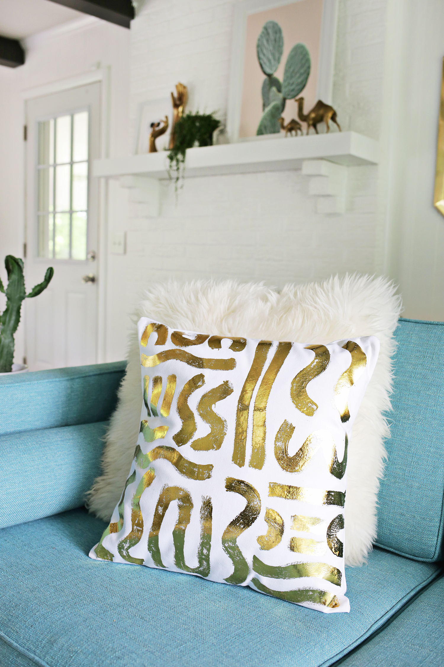 Gold foil pillow DIY (click through for more!) 