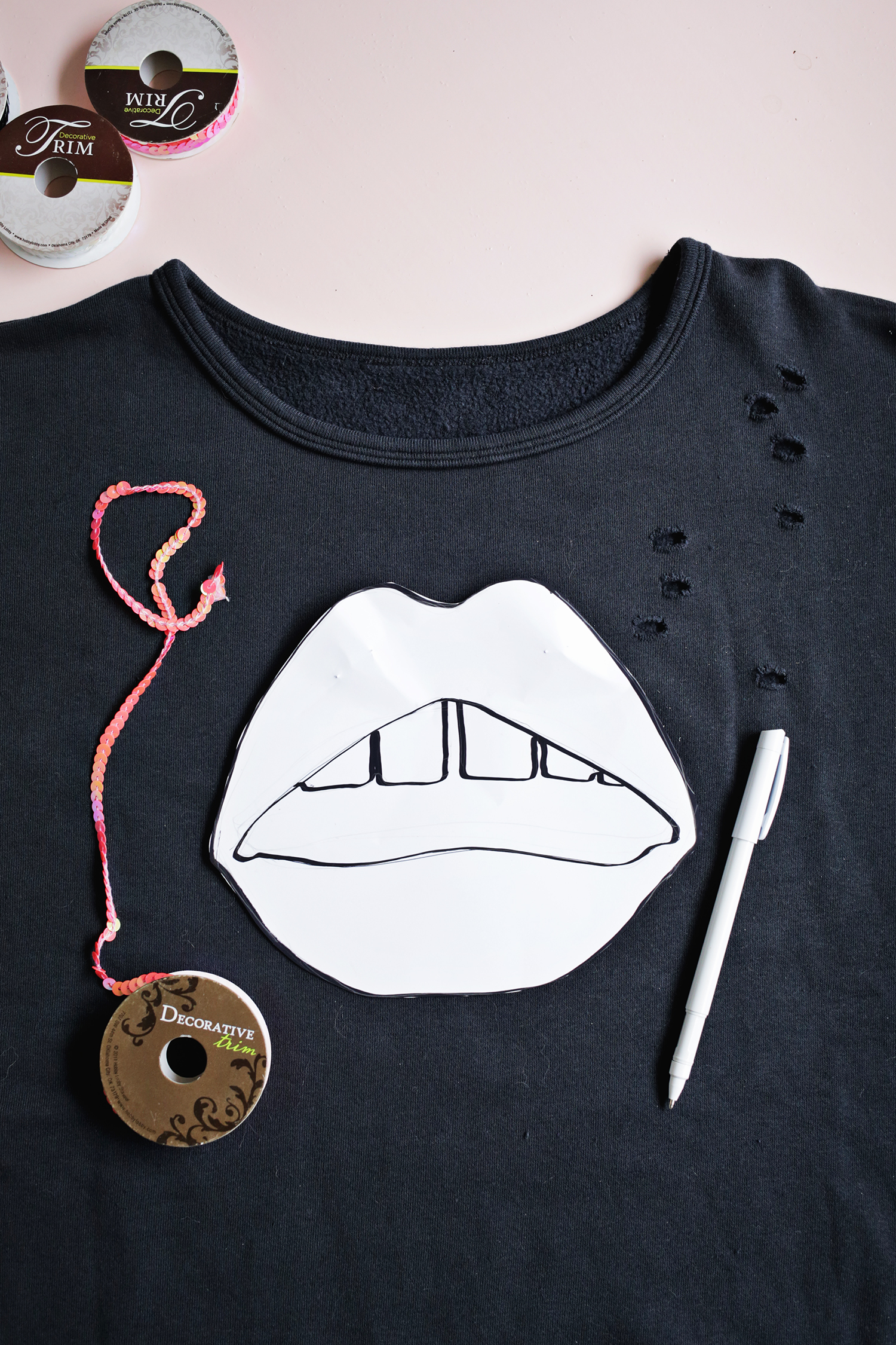 Seqin lips sweatshirt DIY (click through for tutorial) . 