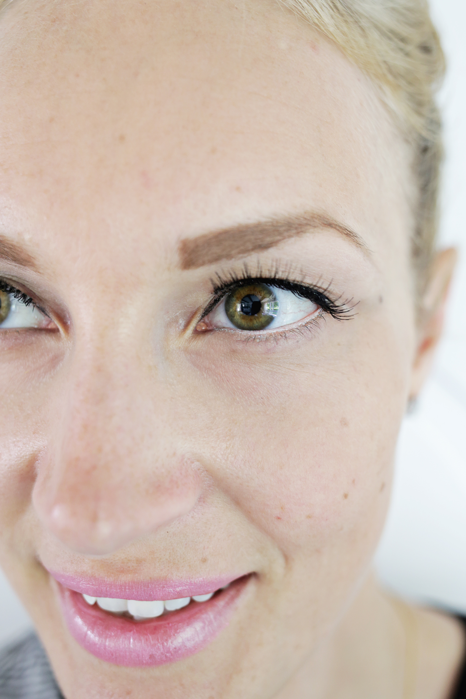Try This Simple Trick To Make Your Eyes Look Brighter! (click through for details) 