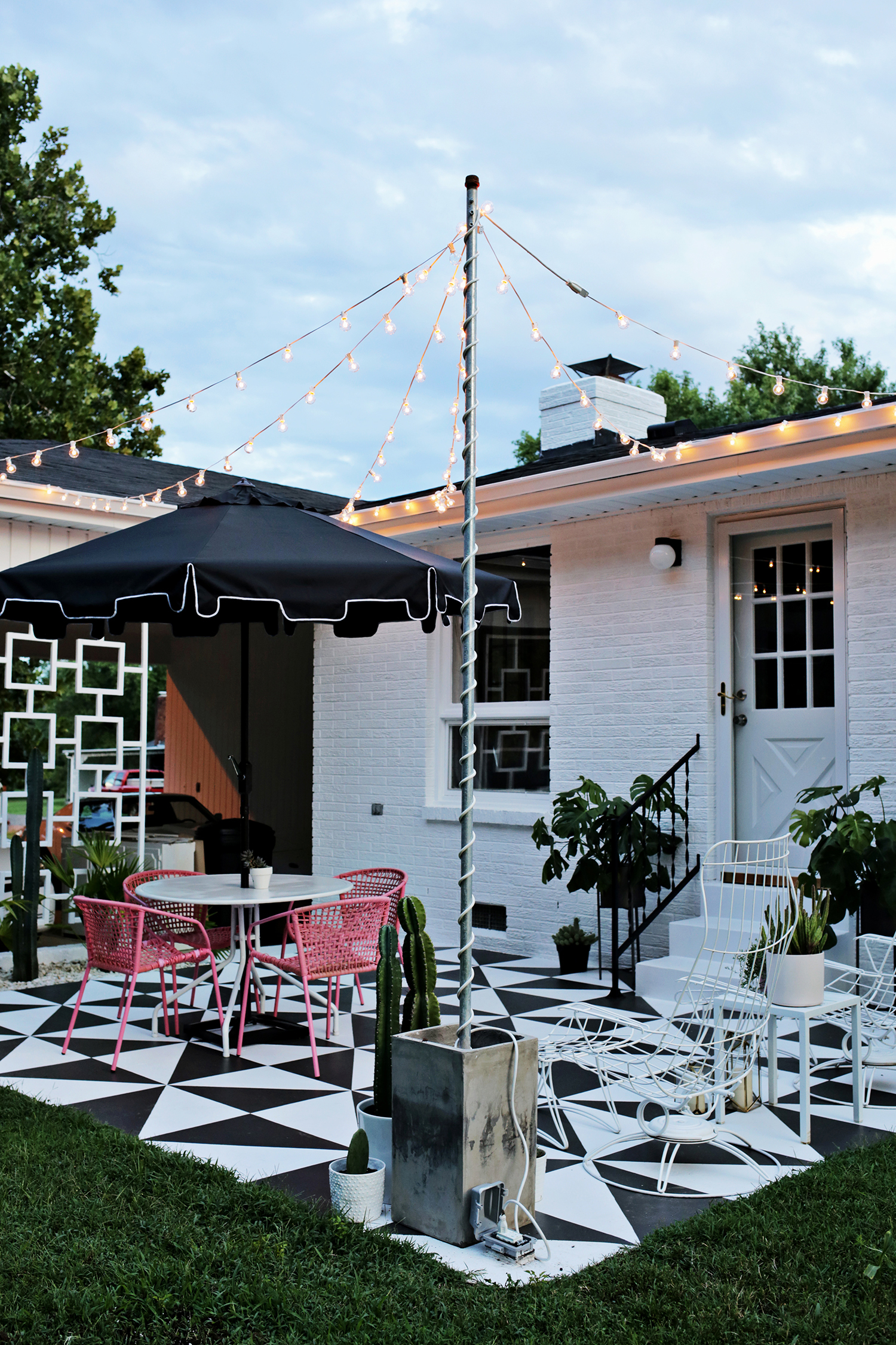 Create Outdoor Patio Lighting Without a Pergola (Renter Friendly!) Click through for tutorial. 