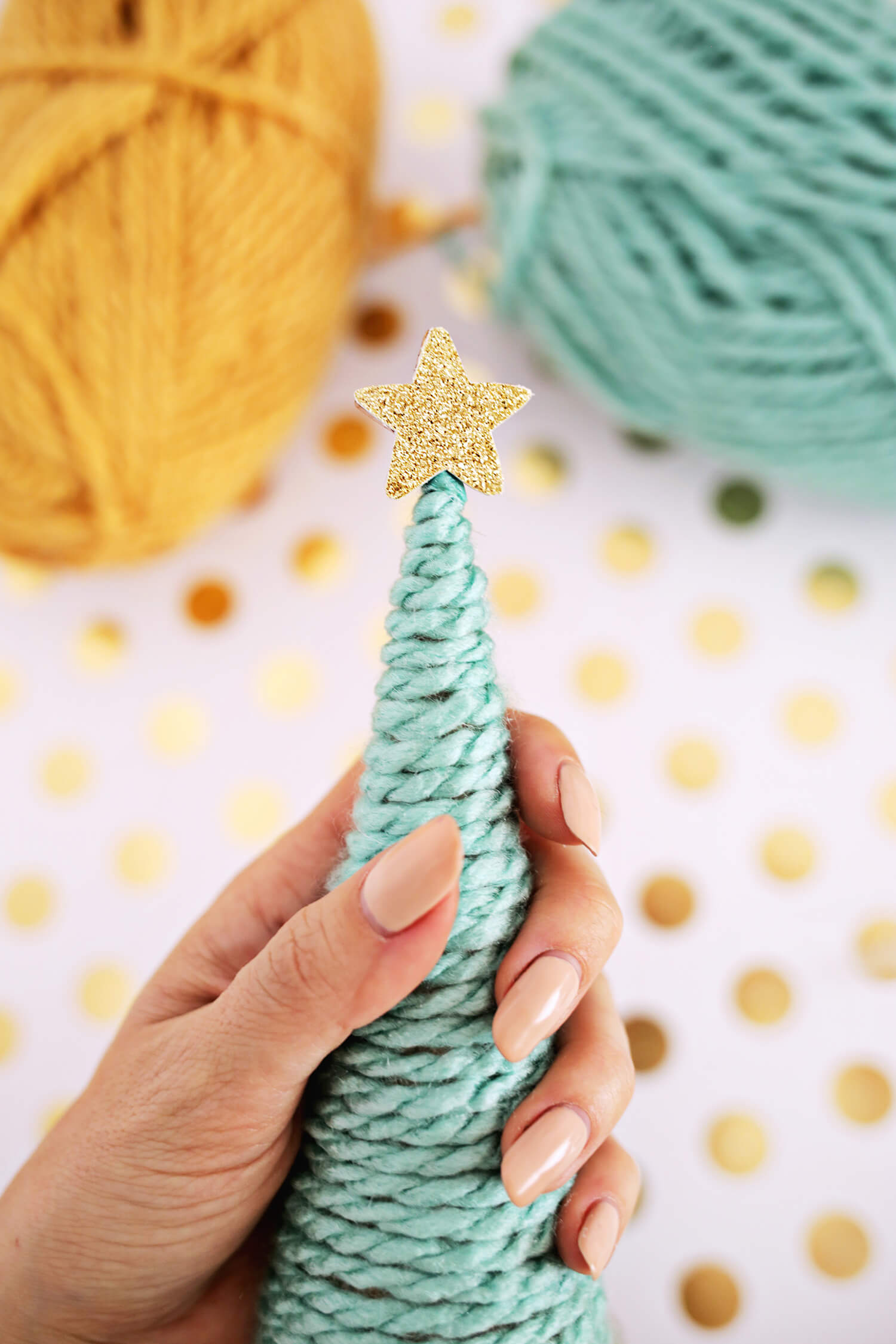 Yarn Christmas Tree DIY (click through for tutorial) 