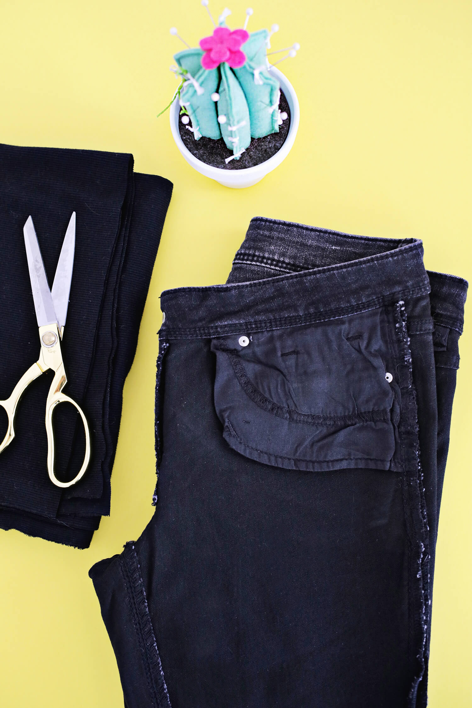 Turn Your Pants Into Maternity Jeans With This Simple DIY (click through for tutorial)