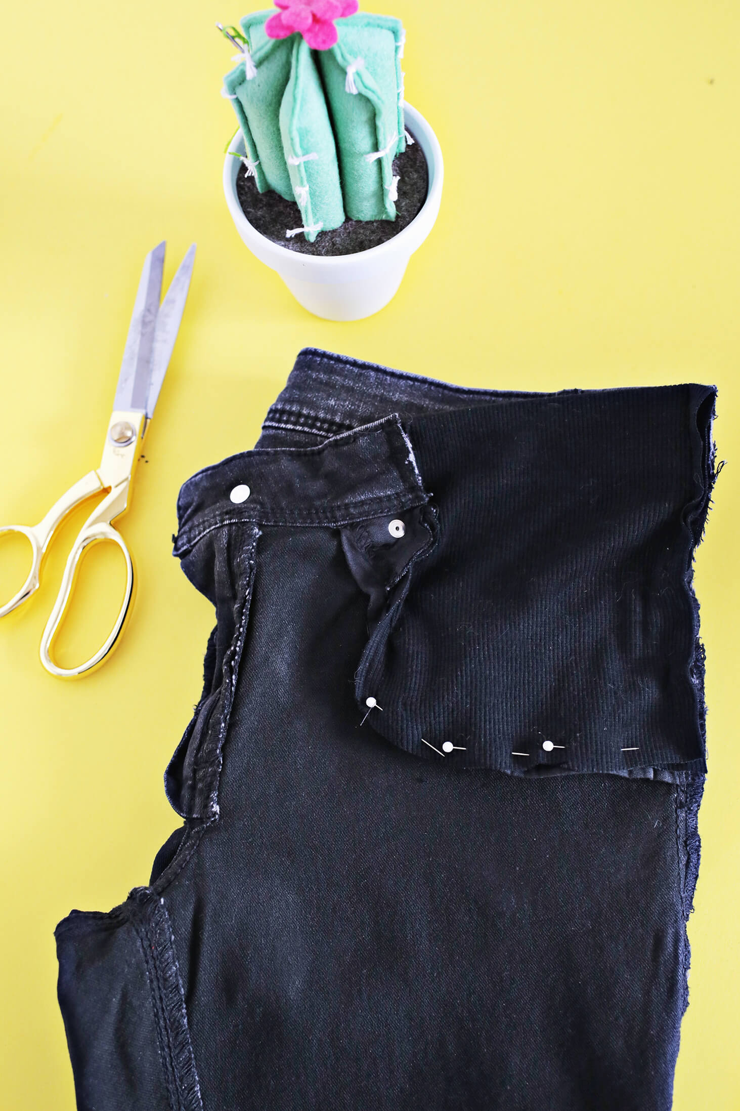 Turn Your Pants Into Maternity Jeans With This Simple DIY (click through for tutorial) 