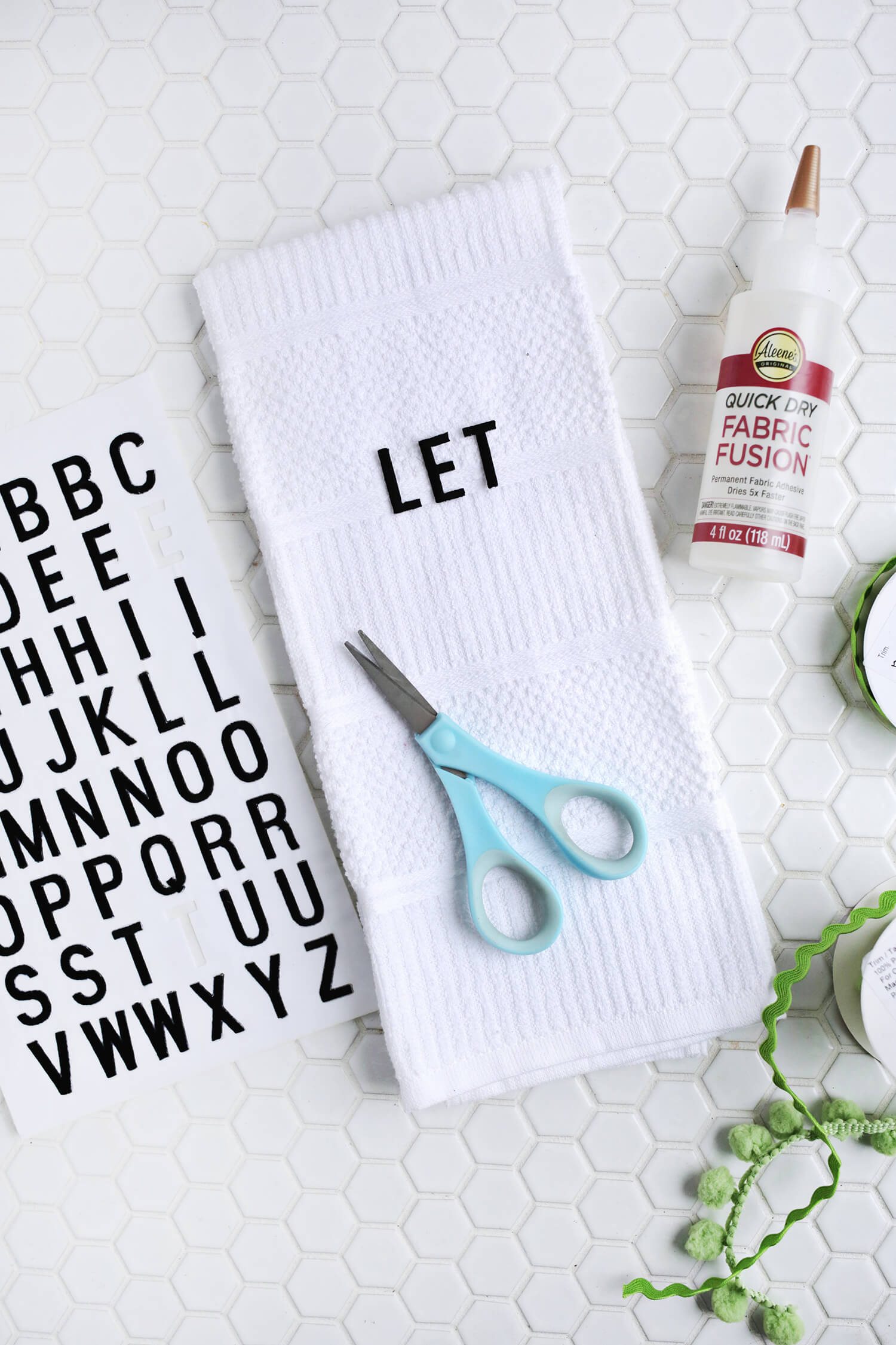 So fun! No-Sew Phrase Kitchen Towel DIY (click through for tutorial) 