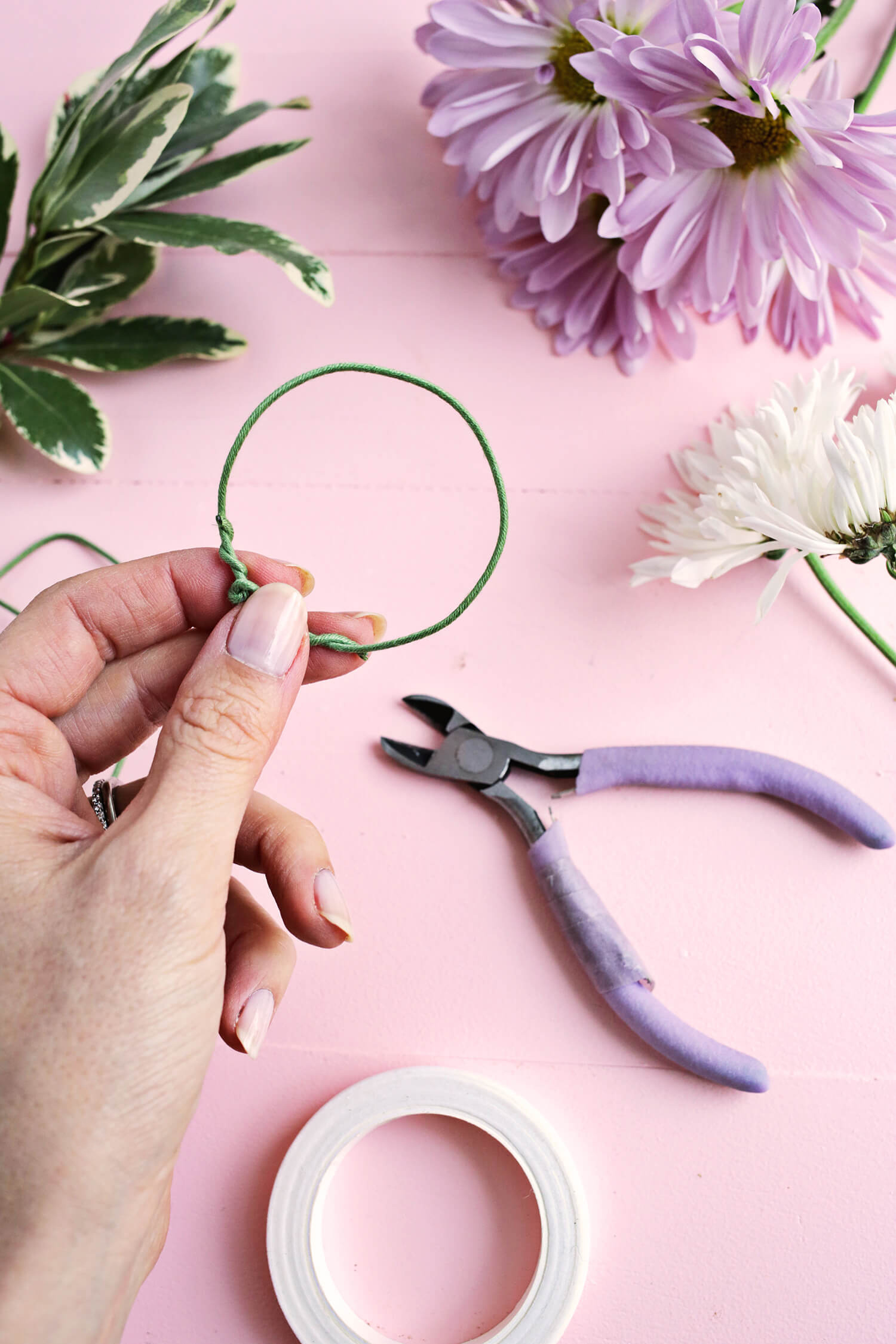 So pretty! DIY Flower Napkin Rings (click through for tutorial) 