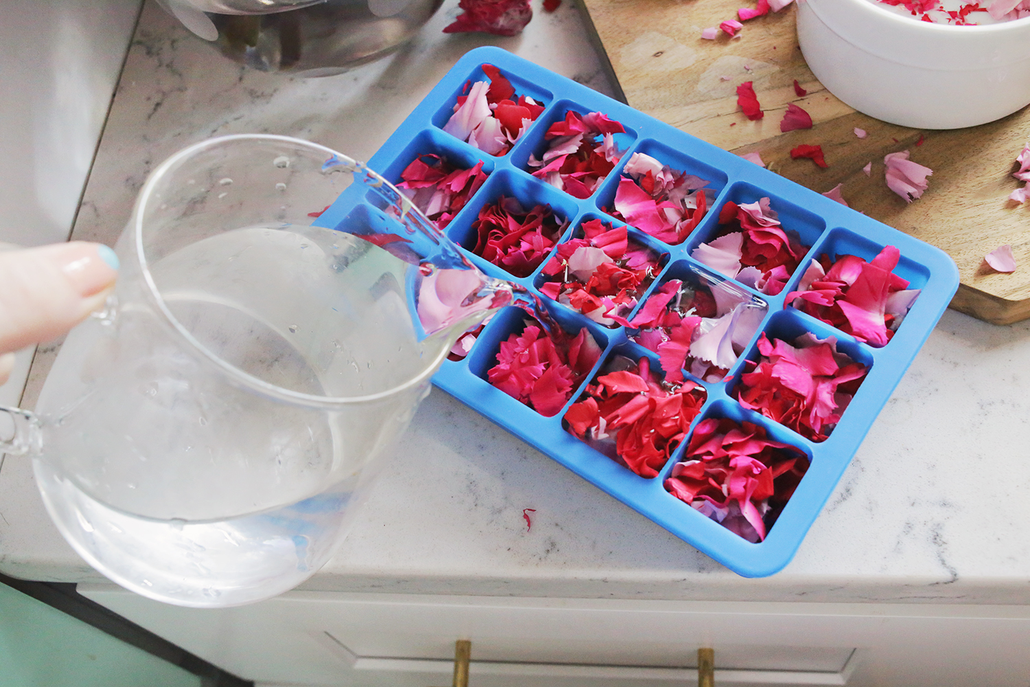 How to make floral ice cubes 