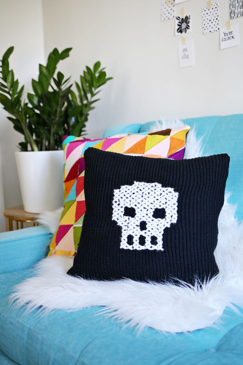 Have an old sweater? Make this cute skull pillow with it! (click through for tutorial)