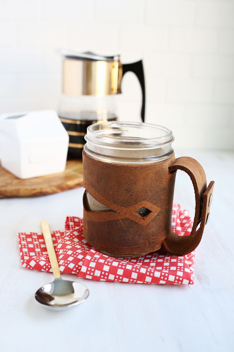 Such a good gift! leather mason jar sleave DIY (click through for tutorial)            