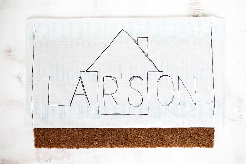 Make your own personalized door mat (click through for tutorial)