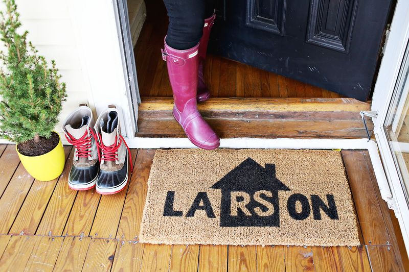 Make your own personalized door mat (click through for tutorial) 