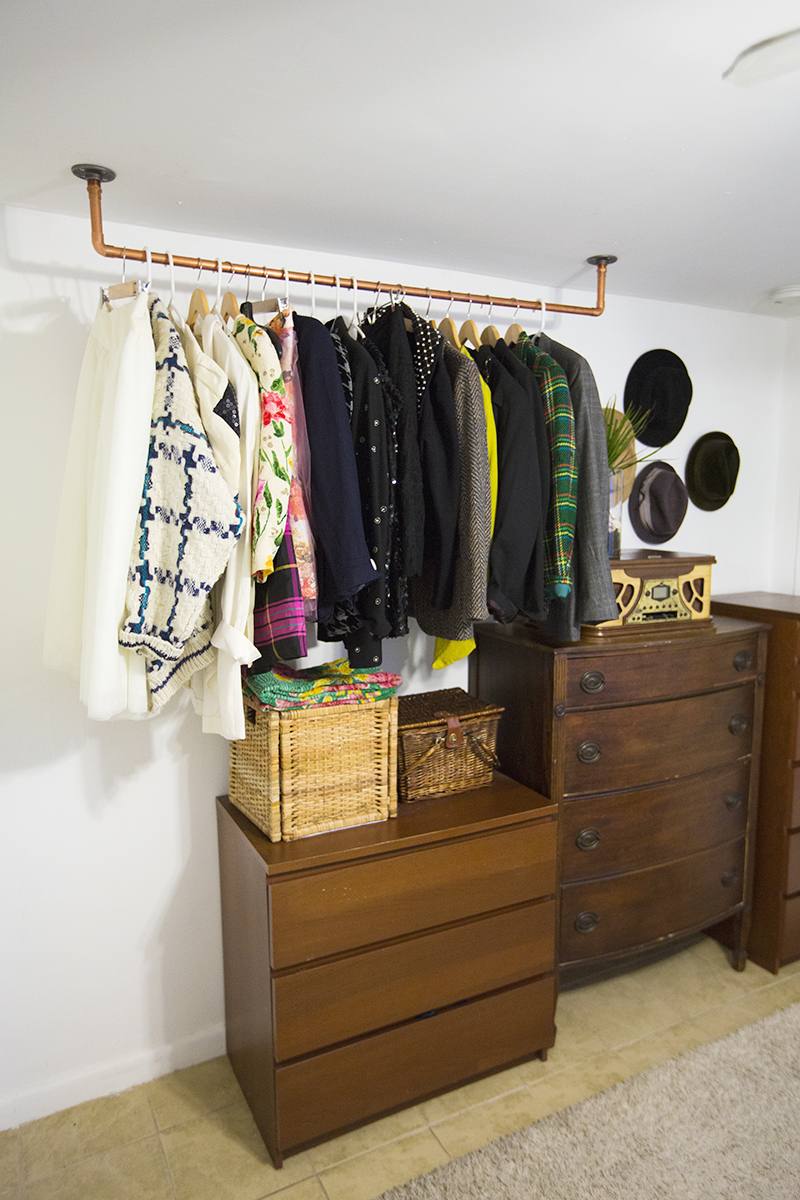 Hanging Copper Pipe Clothing Rack DIY (click through for tutorial) 
