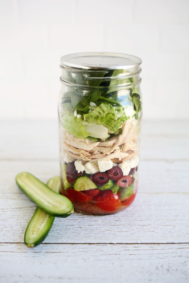 5 easy salad in a jar lunch ideas! (click through for recipes) 