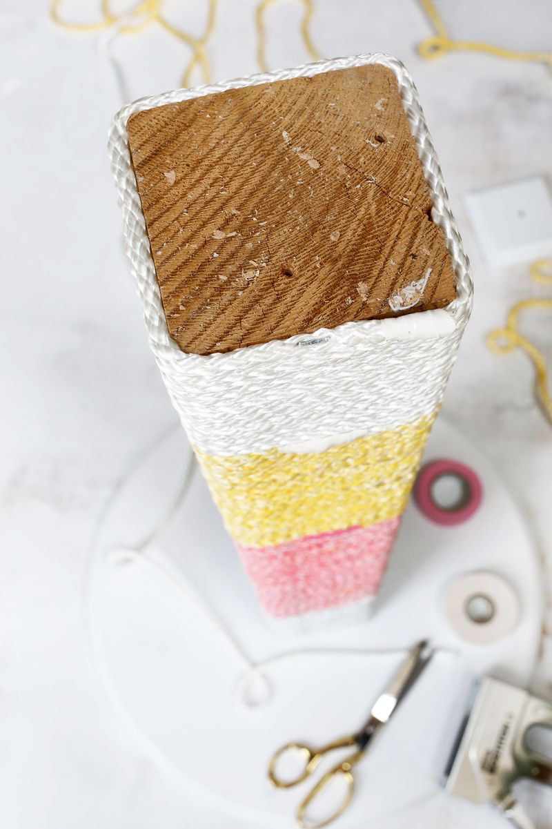 So cute! Color Blocked Scratching Post DIY (click through for tutorial) 
