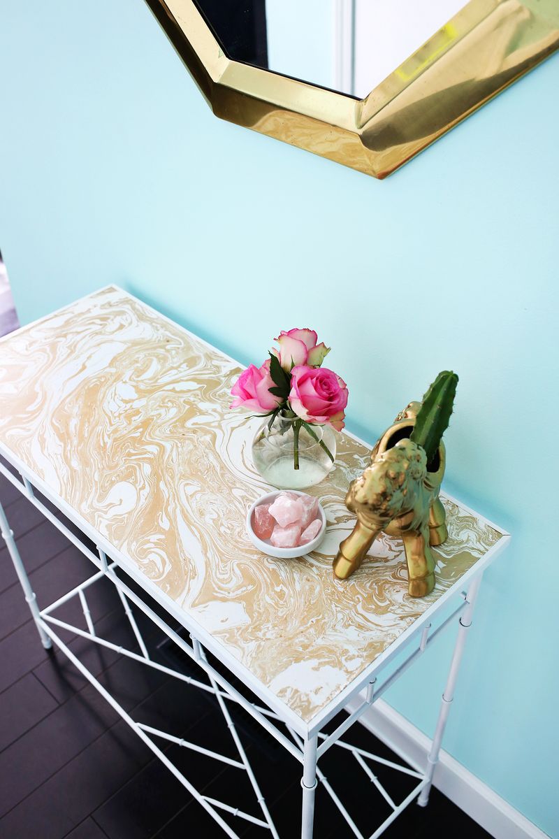 Love this entryway table makeover! (click through to see the before + after pics) 