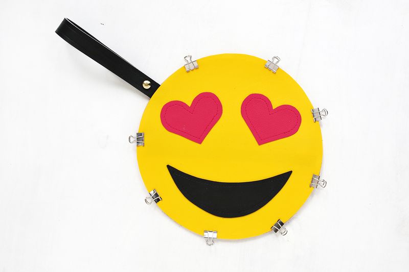 OMG! I want one! Emoji clutch DIY (click through for tutorial)        