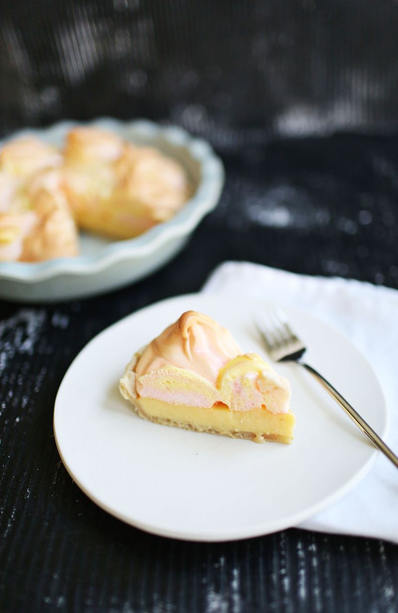 Vanilla pie with marbled meringue 