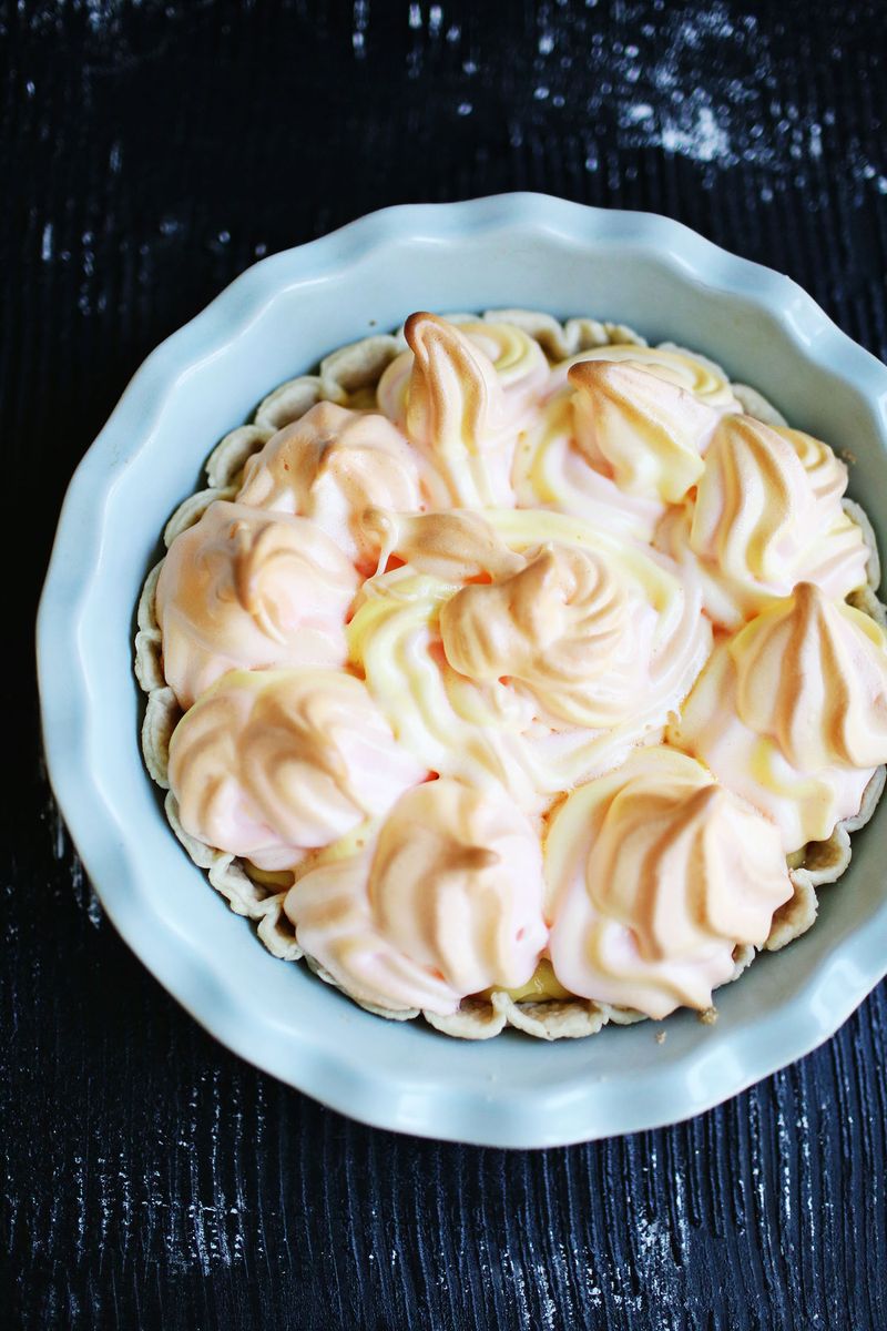 Vanilla pie with marbled meringue