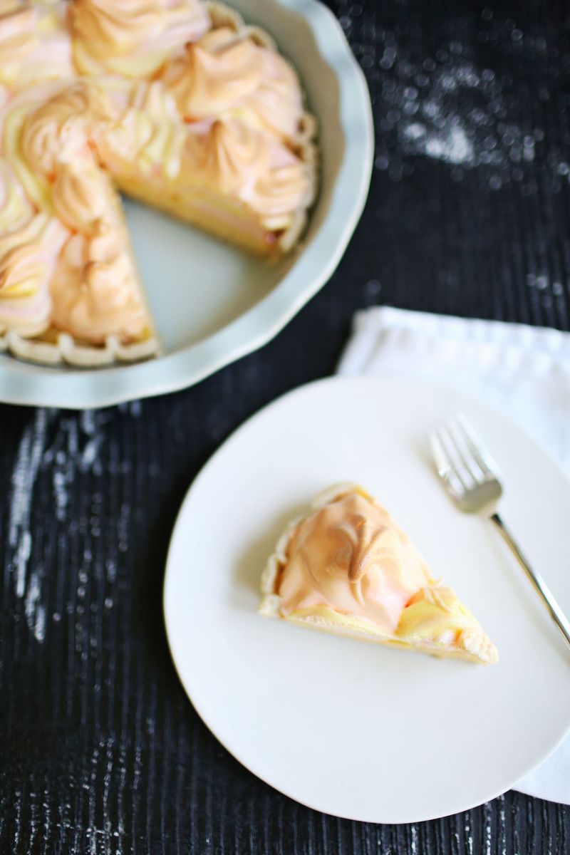 Vanilla pie with marbled meringue 