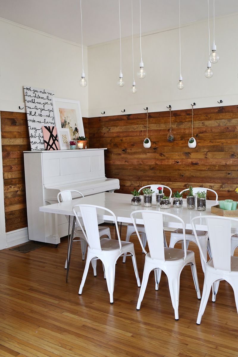 Natural wood and white in the dining room
